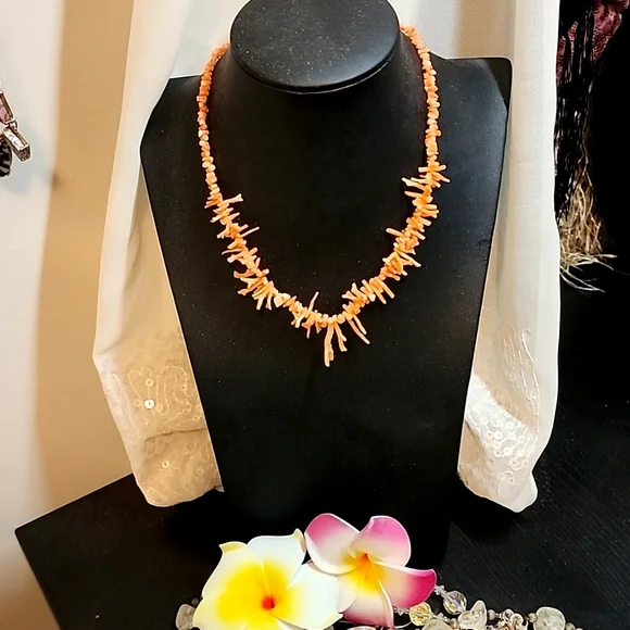 SALE faux coral necklace - Picture 1 of 4